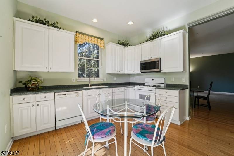 Welcome to Resort Style Living at the Four Seasons in Wayne !