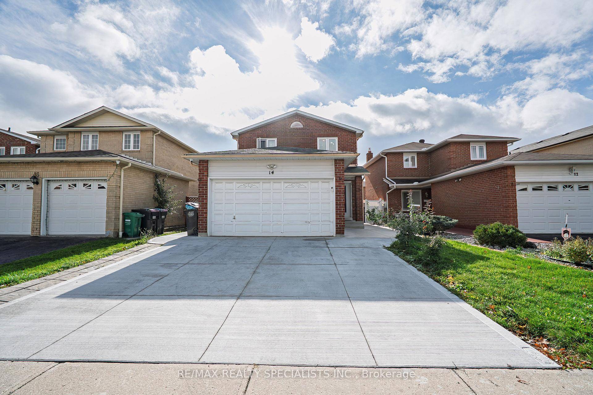 Beautifully Renovated 3 Bedroom Home for Lease in Prime Brampton Location Available from November 1st !