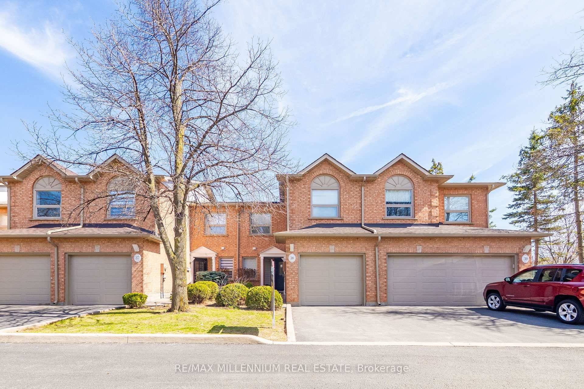 Welcome to this beautifully upgraded townhome in Oakville's sought after River Oaks community, nestled in a quiet enclave of just 39 homes and backing onto a tranquil park and ravine.