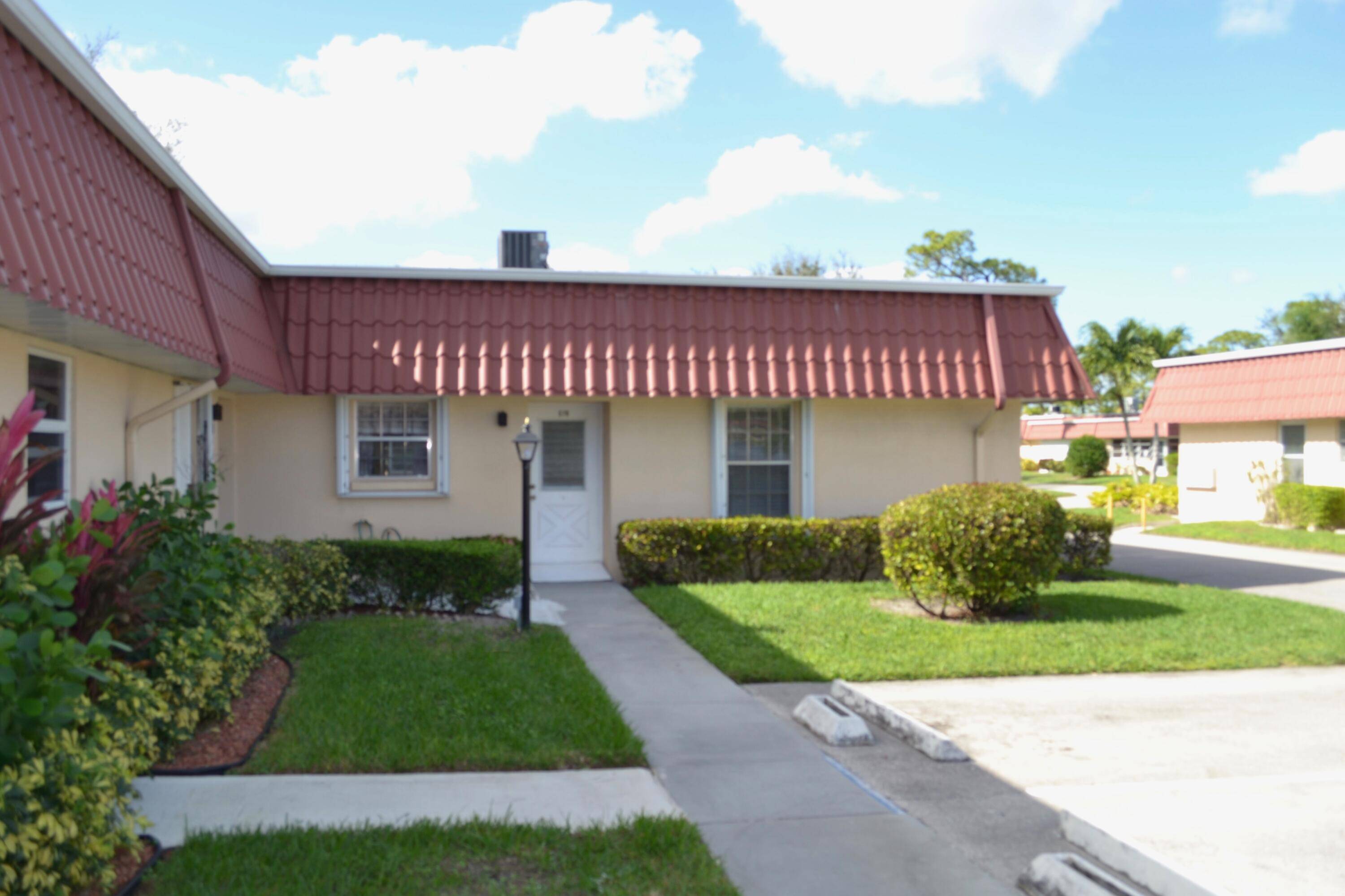 Sought after end unit 2 bed, 2 bath, screen lanai, 55 community excepting minors must be 16 year old.