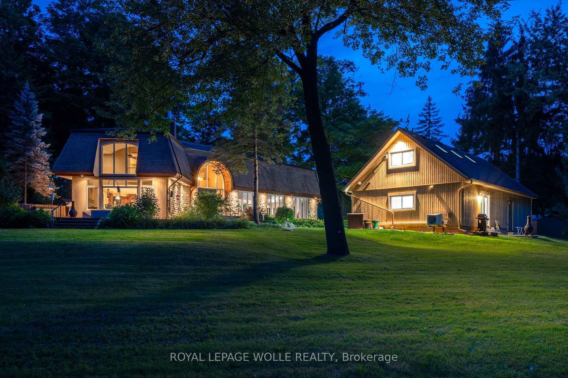 LUXURIOUS COUNTRY PARADISE JUST MINUTES FROM THE CITY.