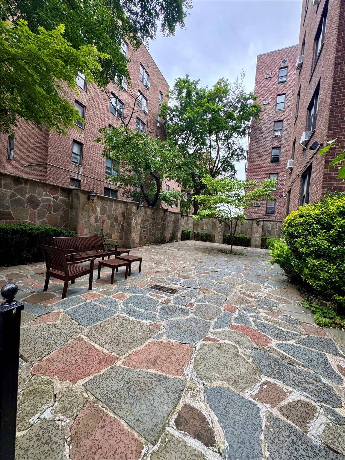 Conveniently located ! The apartment has a living room, kitchen, two bedrooms and a full bathroom, indoor parking 150 a month, close to restaurants, parks and schools.