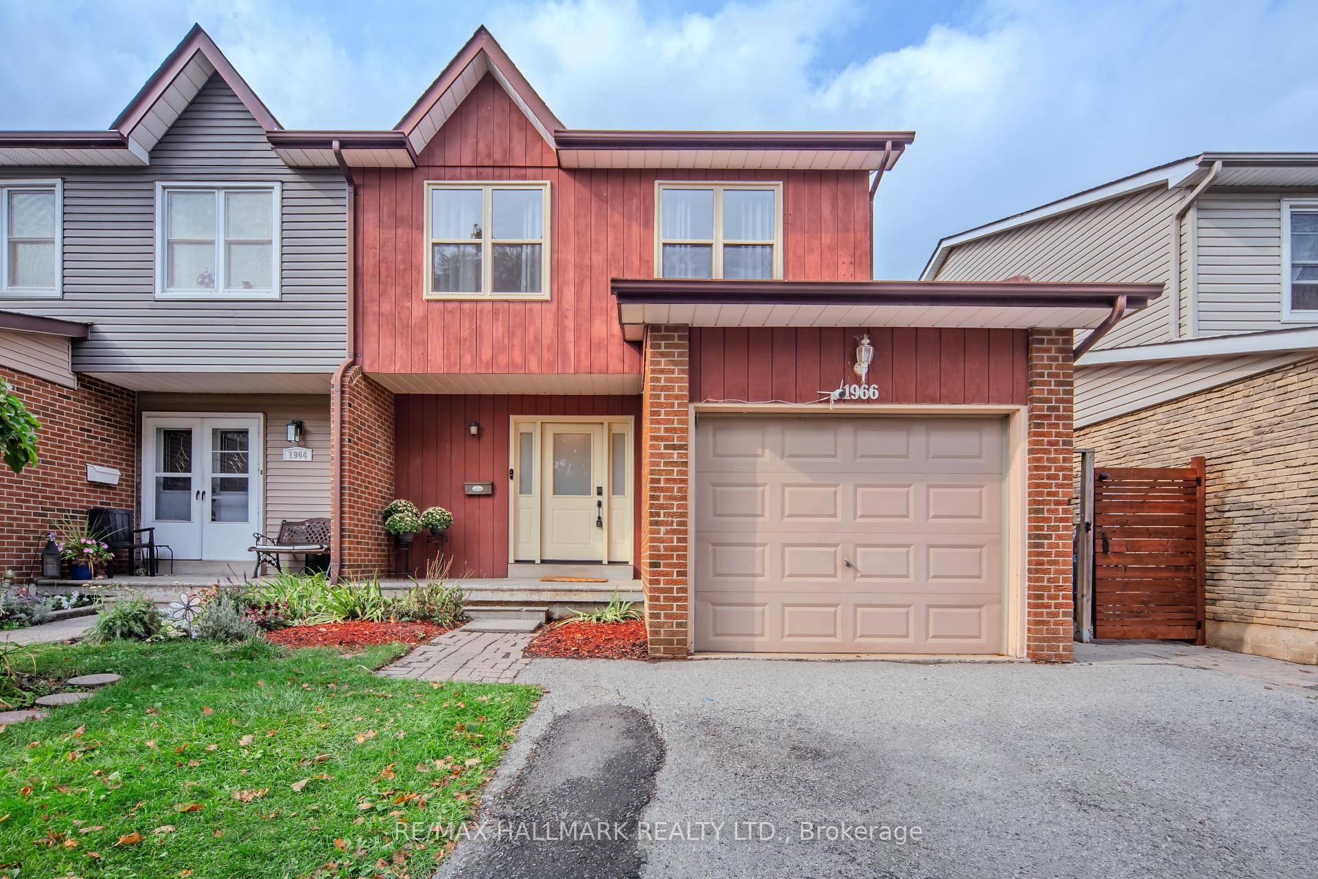 Welcome to 1966 Faylee Crescent, located just a thirty minute walk to Beachfront Park and a short walk to Millennium Square, paddleboarding, concerts and lakefront paths.