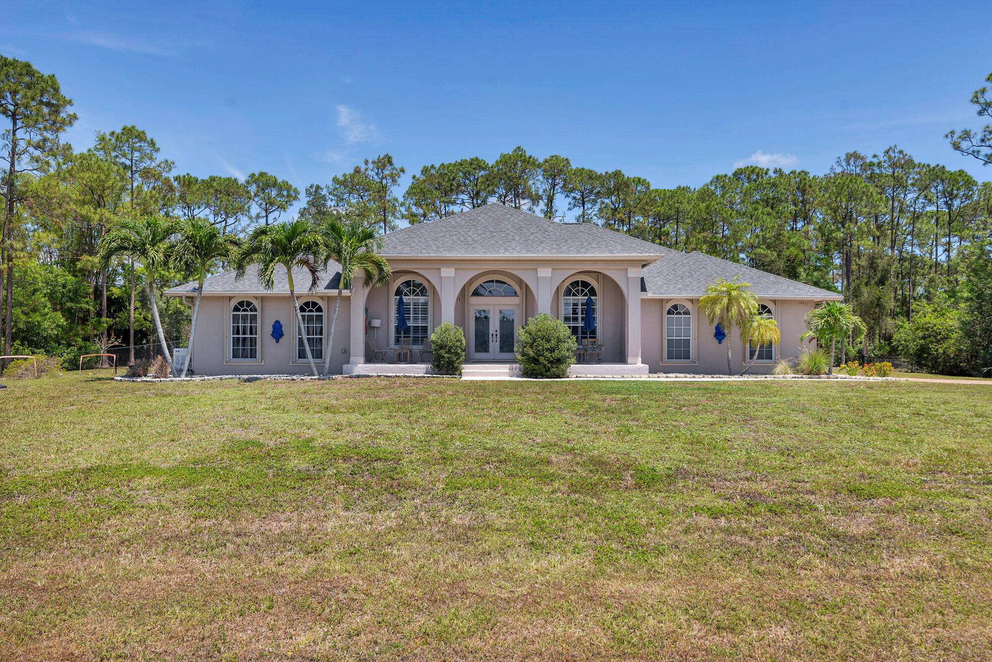 Charming ranch style home, conveniently located just off Coconut Northlake Blvd.