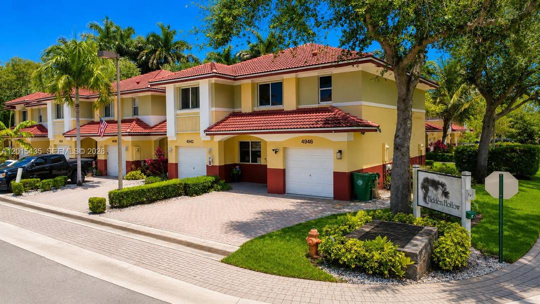 Stunning Corner Townhome in Desirable Davie.
