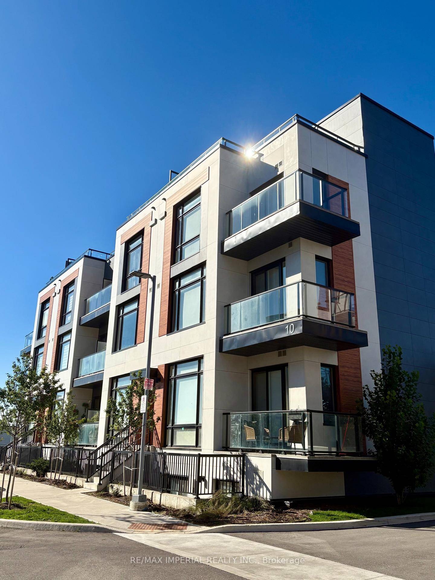 Bright amp ; Spacious 2 Bedrooms Townhome For Rent Located in prime Bayview Elgin Mills Area !