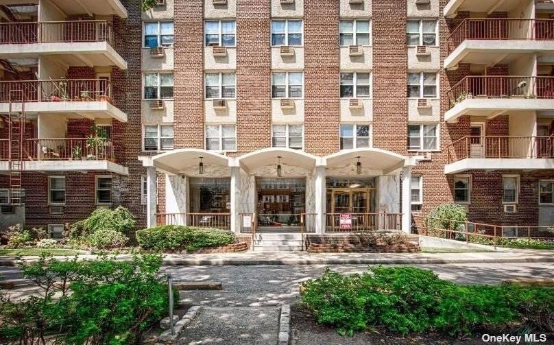 BRIGHT RENOVATED BEAUTIFUL CONDO !