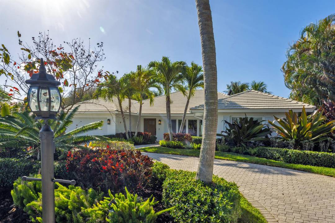 2720 Cardinal Circle, Gulf Stream, Florida Place Au Soleil, a tree lined community with just 95 residences, is ideally located in prestigious Gulf Stream, prized for its unspoiled natural setting ...