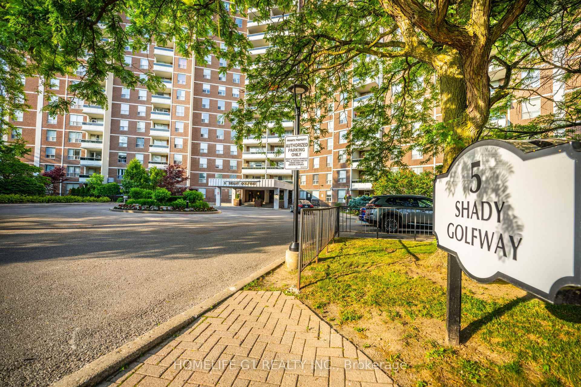 Exceptional 3BR Residence Golf Course amp ; CN Tower Views Turnkey Luxury Command stunning golf course vistas and iconic CN Tower panoramas from your private balcony in this fully renovated, ...