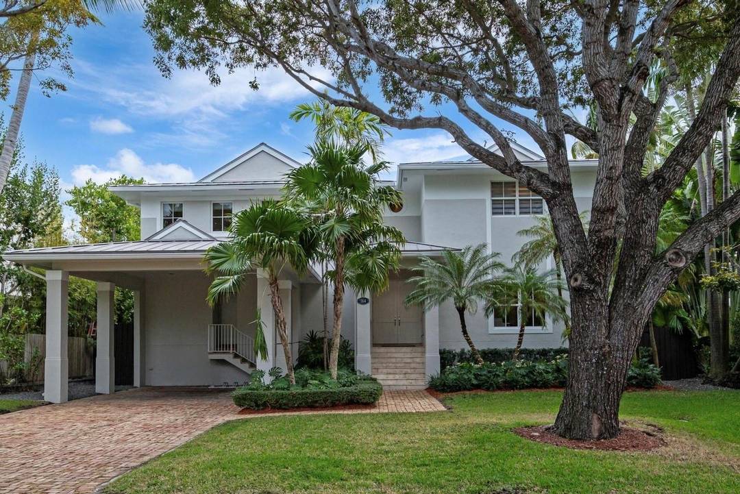 An exceptional opportunity to own a stunning renovated residence on iconic Mashta Drive offering refined island living in one of Key Biscayne s most prestigious neighborhoods.