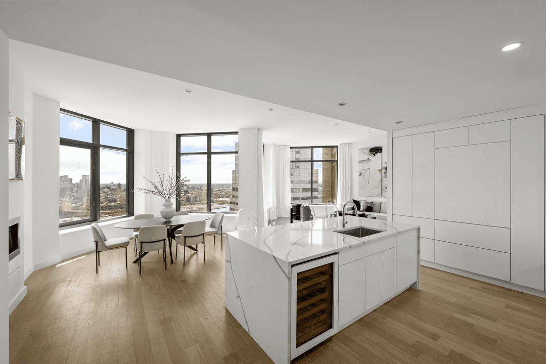 LOGGIA PENTHOUSE LUXURY w UNOBSTRUCTED EAST RIVER VIEWS Exquisite design meets extraordinary views in this beautifully renovated duplex penthouse in prime FiDi.