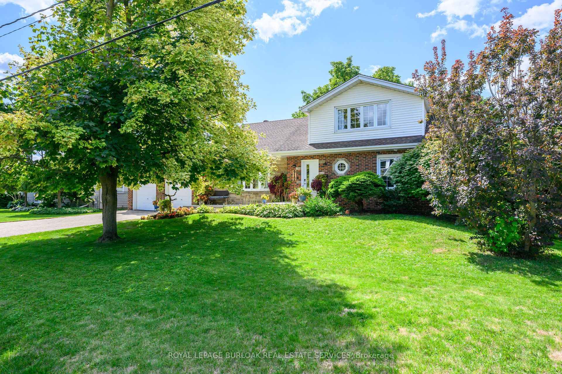 Enjoy Paradise at home w family amp ; friends in this entertainers backyard featuring a gorgeous heated saltwater inground pool.