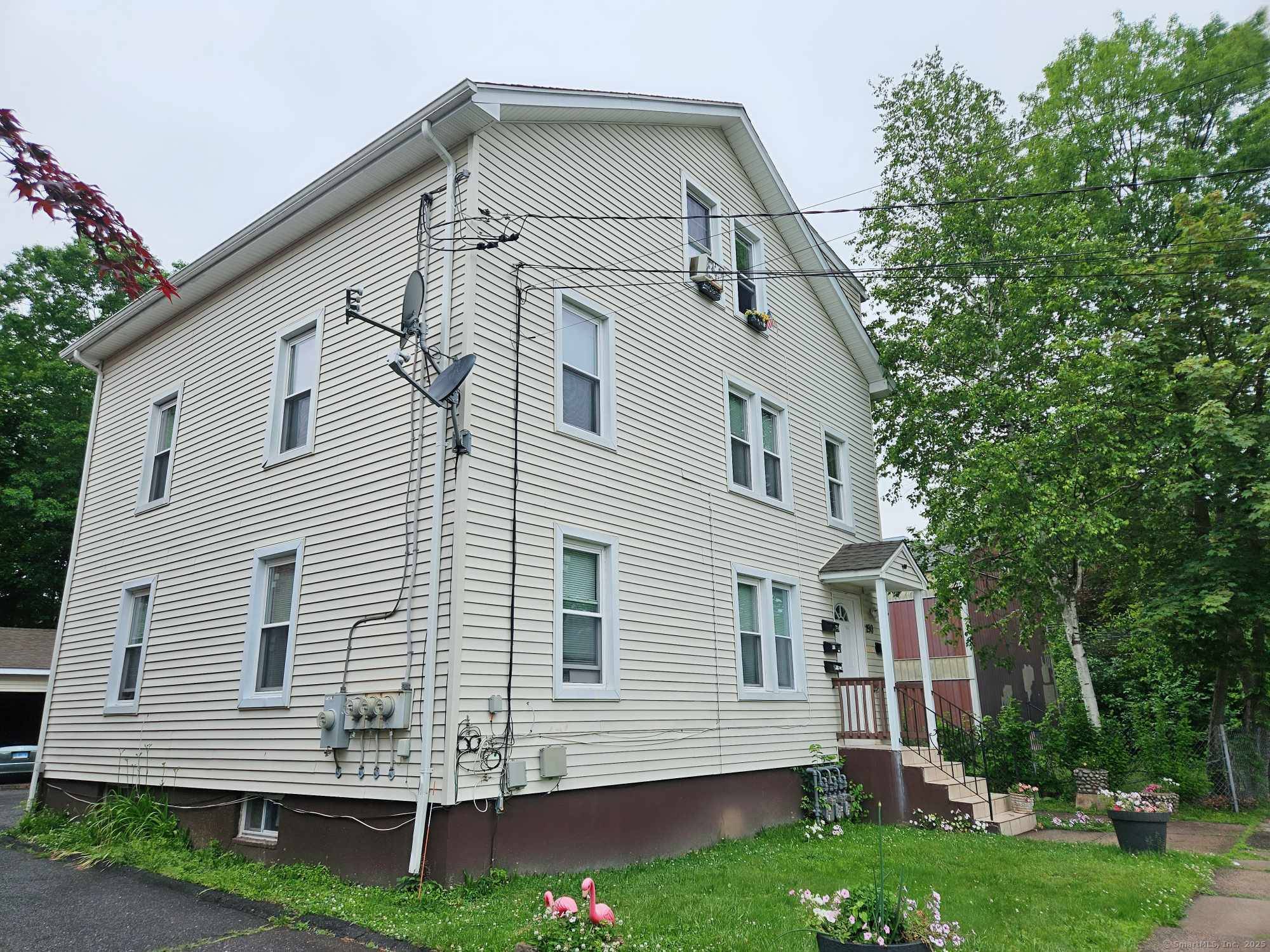 Back on the market ! Owner was vacating 2nd floor unit to make it easier for owner occupant buyers.