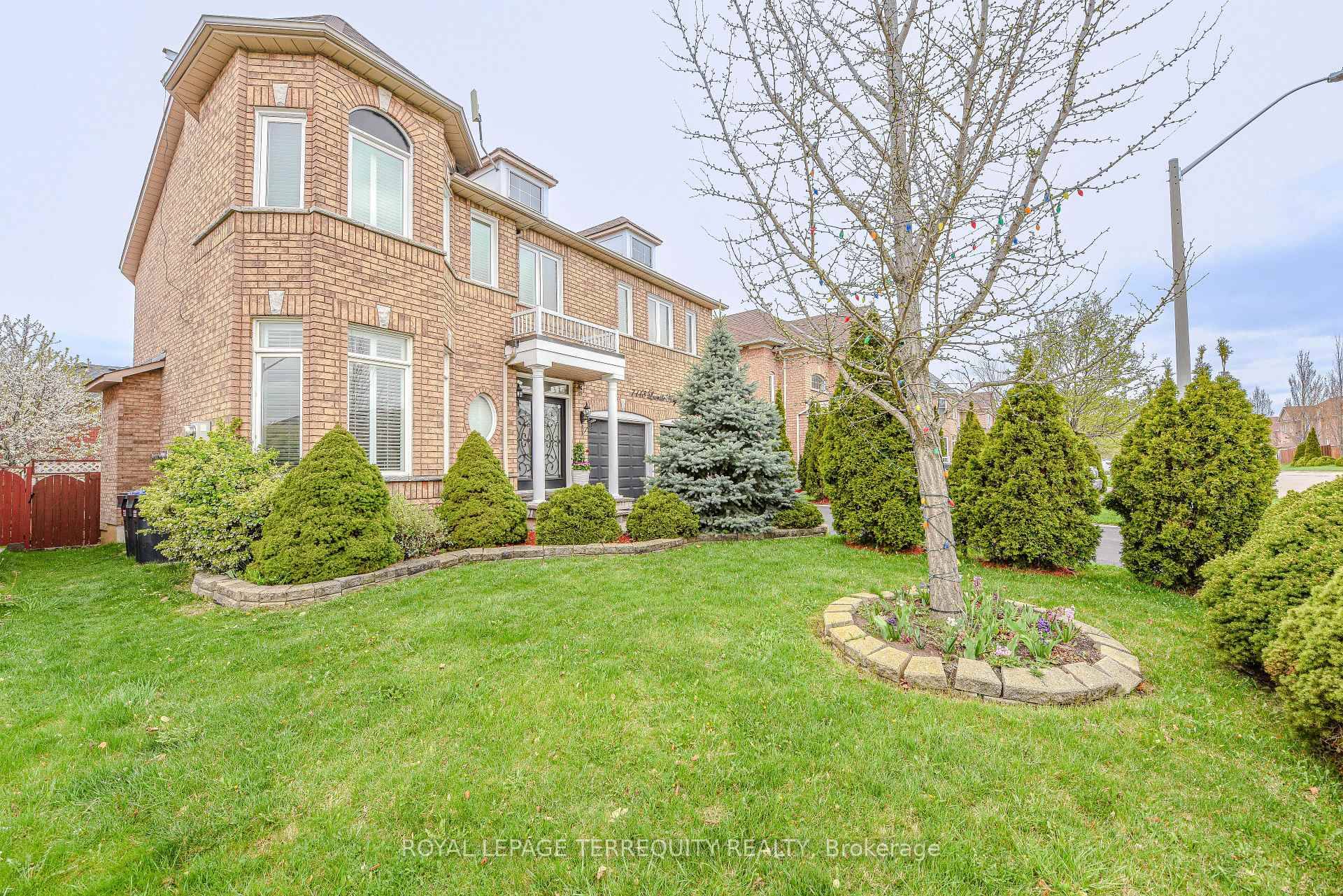 Stunning meticulously maintained 4 Bedrooms House with in Law suite in one of the finest Mississauga areas.