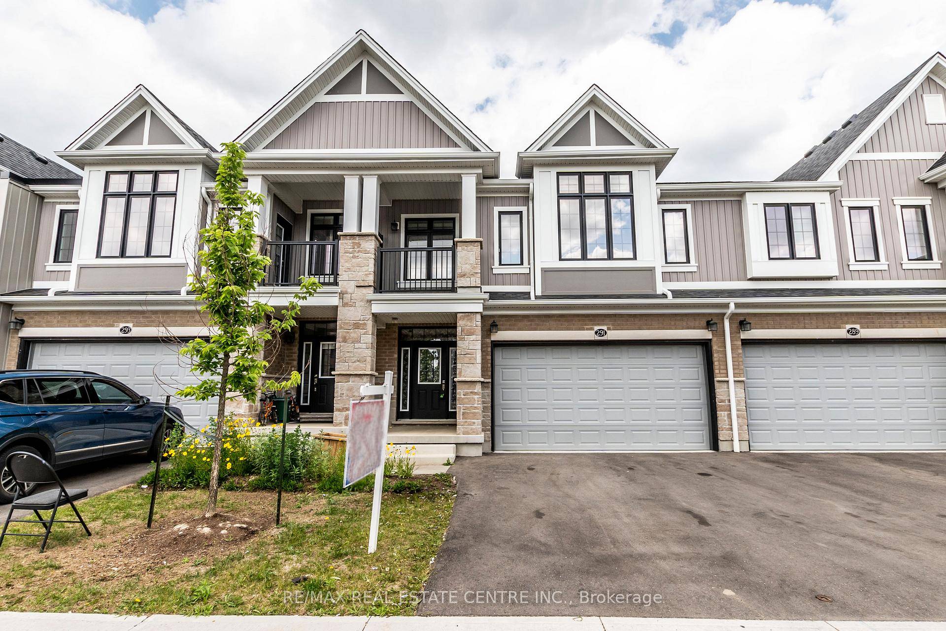 Welcome to this stunning, nearly 3, 200 sq ft executive freehold townhouse, only 2 years old and nestled in one of Waterloos most desirable neighborhoods.