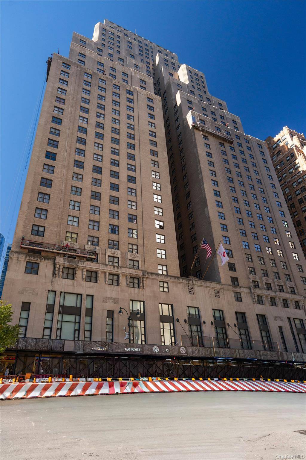 Prime 12th Floor Office Suite at 16 Penn Plaza Midtown Manhattan Discover an exceptional opportunity to lease a full floor professional suite in one of Midtown Manhattan s most convenient ...