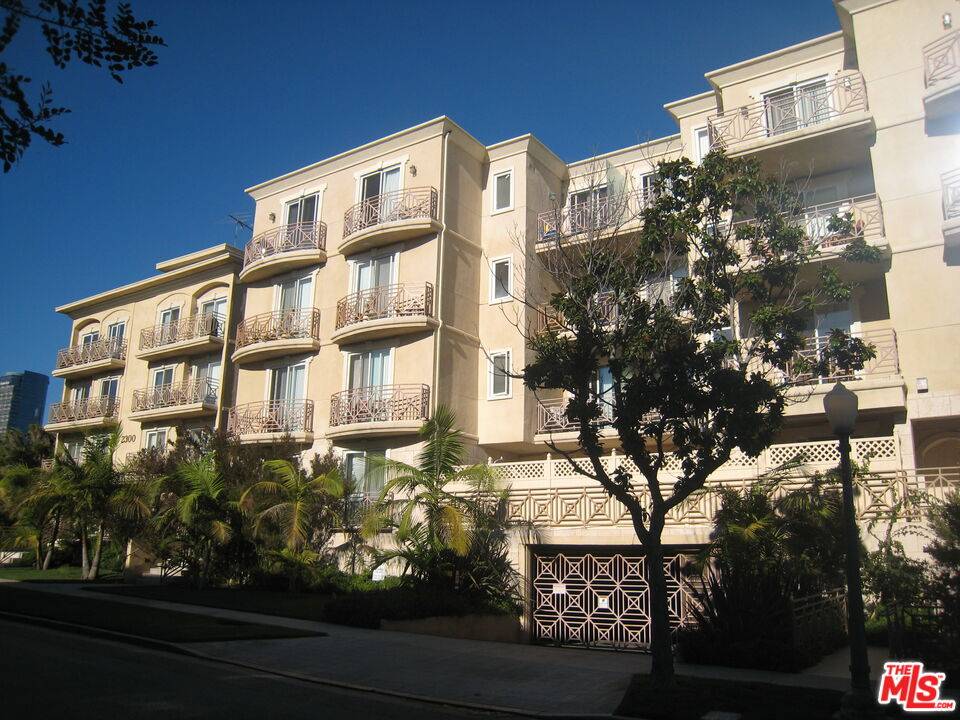 2306  FOX HILLS DR 2BR La