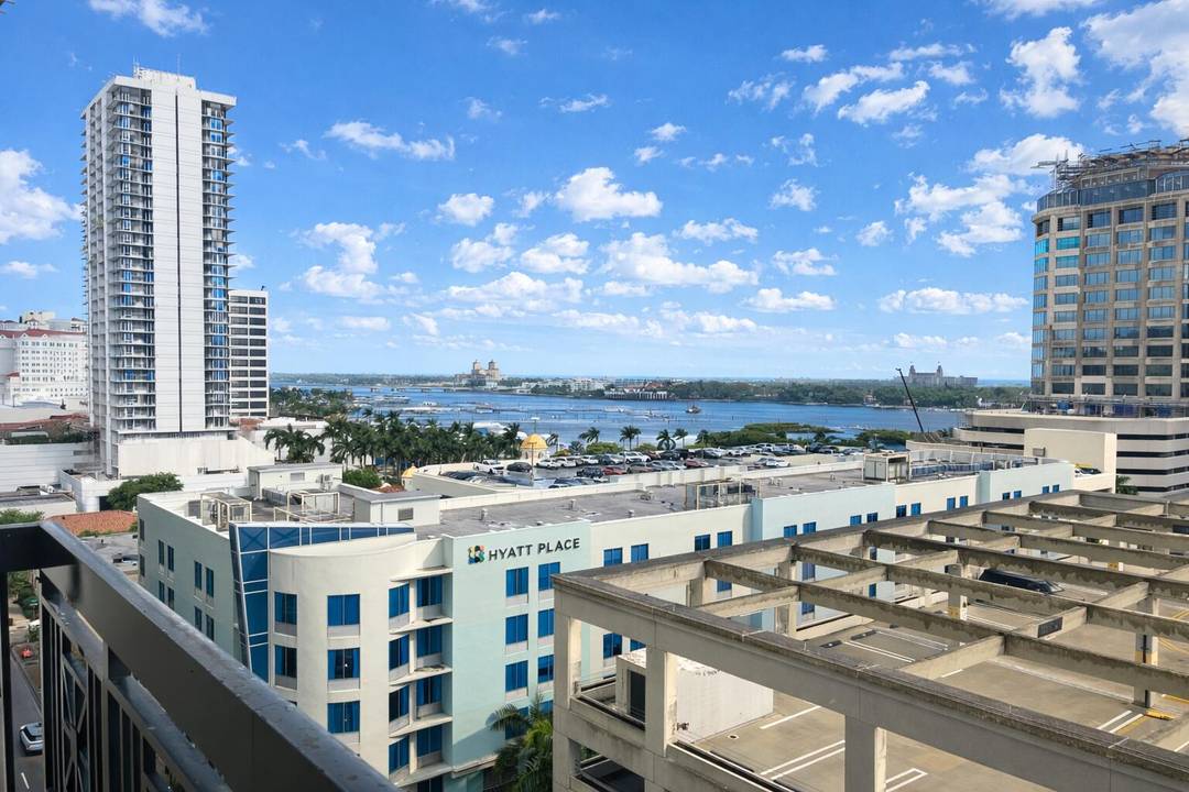 Updated 2 bedroom 2 bath office or den located in the heart of downtown West Palm Beach at prestigious One City Plaza, a full service condo building.
