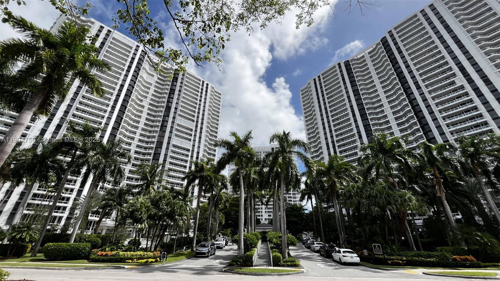 LUXURY FULL SERVICE COMMUNITY IN AVENTURA.