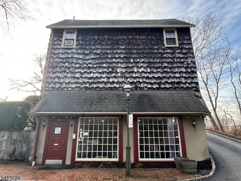 High visibility, dual asset portfolio situated on a 1AC lot on Mt.