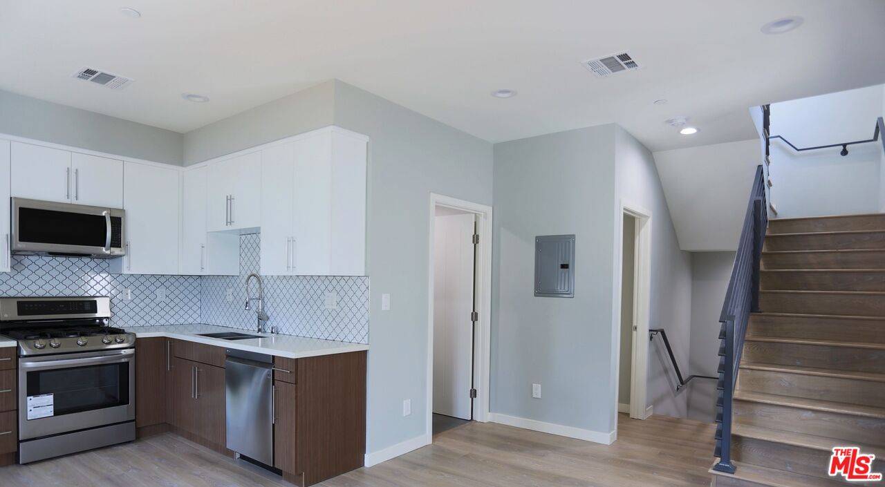1242  N Beachwood Dr 2BR Hancock Park La