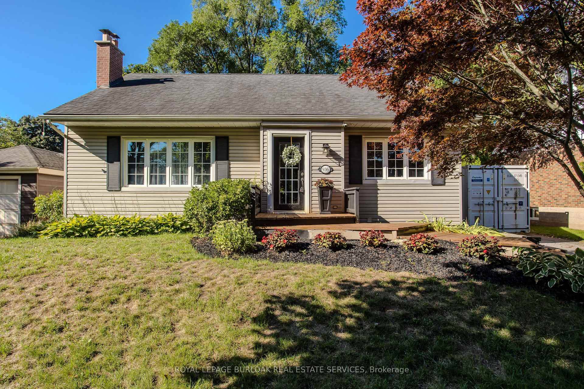 Welcome to this beautifully updated bungalow on a 60x125 lot nestled in the heart of Aldershot South one of Burlington's most sought after family communities.
