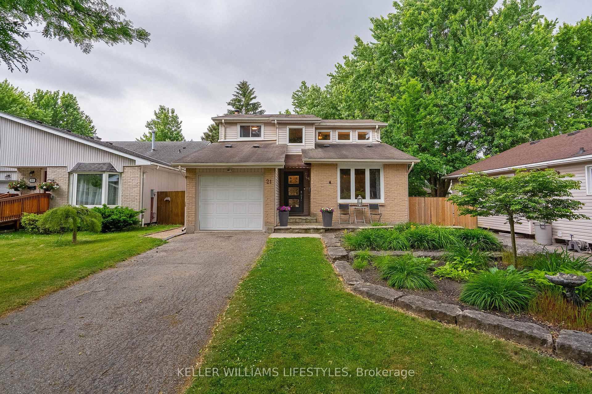 Welcome home to 21 Beechbank Crescent, a lovingly cared for 2 Storey home in one of London's best neighbourhoods !