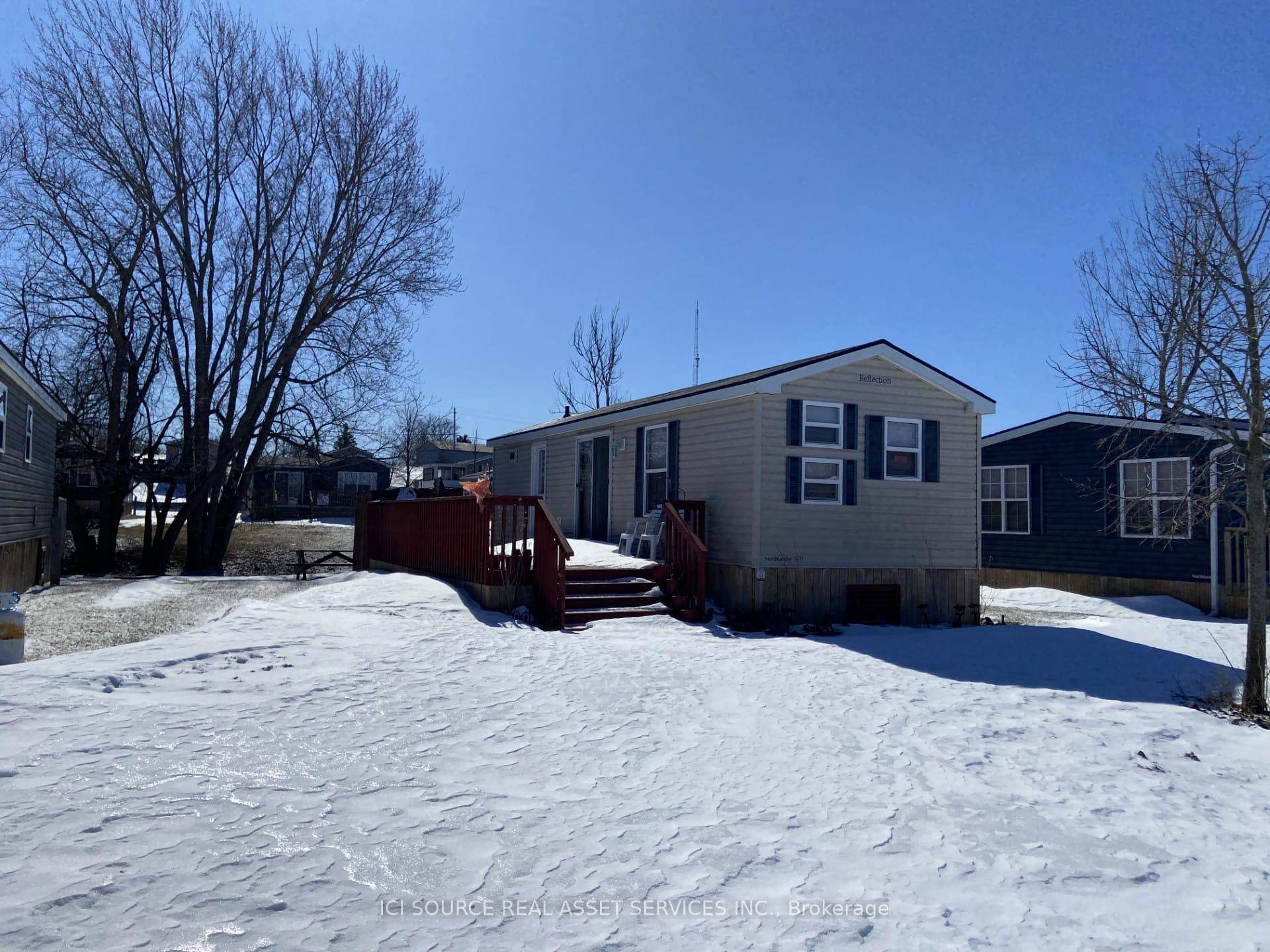 This bright 3 bedroom cottage is very conveniently located by all our amenities.