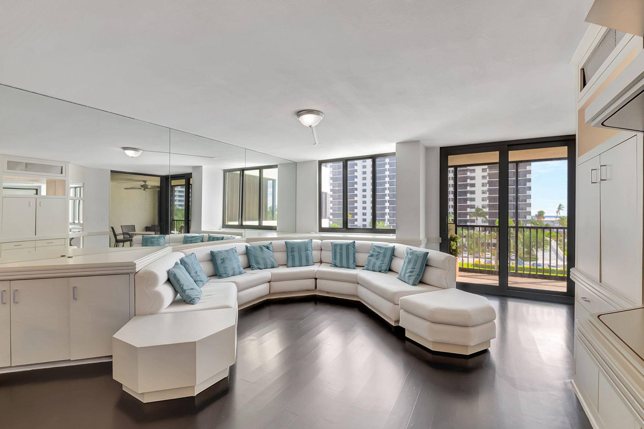 Beautiful Pristine ! Ready to move in !