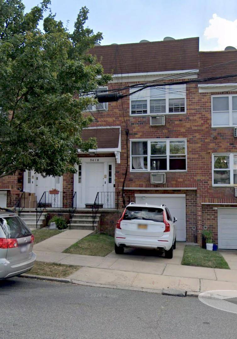 Bright nice maintaned 2 family condo house in Bayside area.
