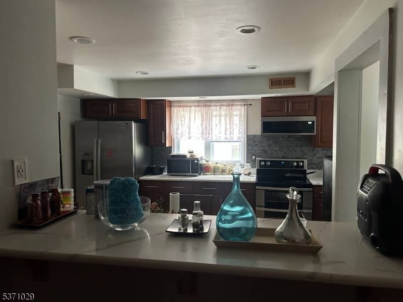 Beautiful One unit property nearby Rt 46 for easy highway access as well as close to Dover Hospital.