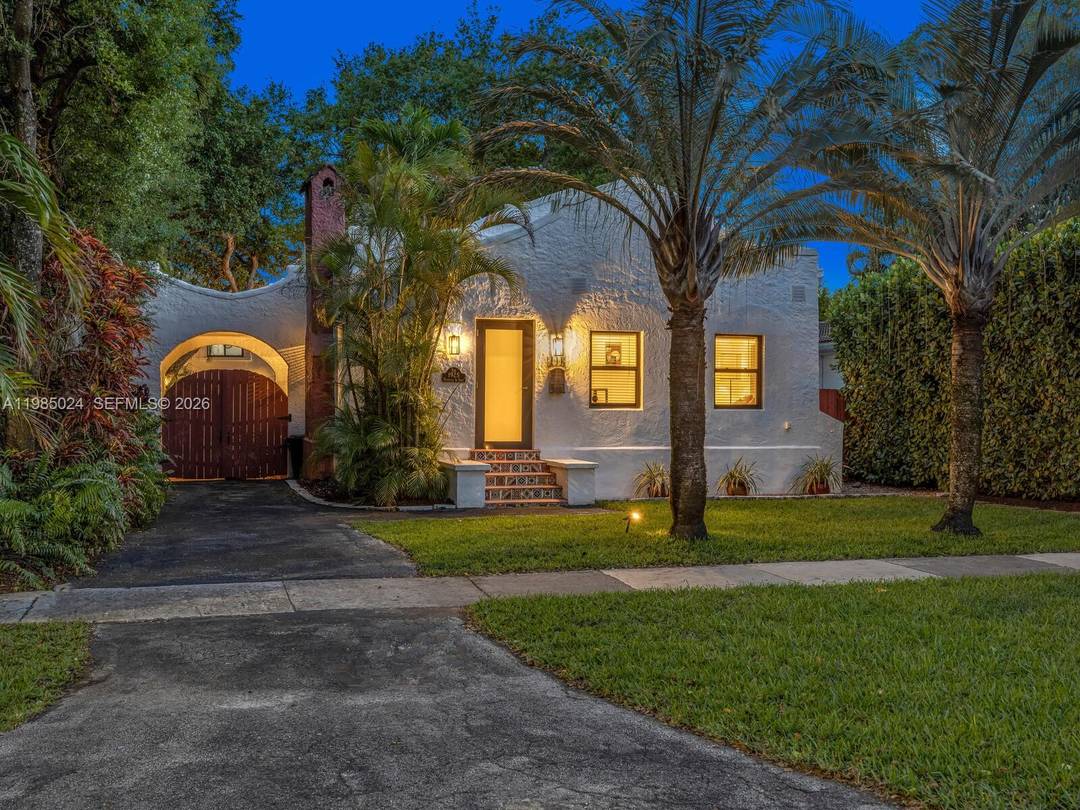 One property. Three distinct living spaces a main house plus a two story guest house with two separate guest units !