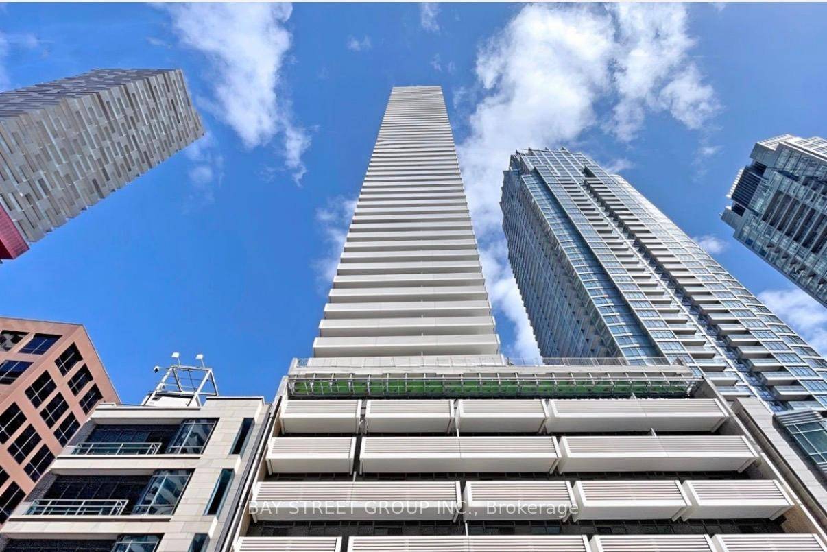 Modern Luxury Condo, Sunny South West Corner, Bright And Spacious Unit, Floor To Ceiling Windows, Modern Kitchen With S S Appliances amp ; Caesarstone Counters, 9' Ceiling, Laminate Floors, New ...