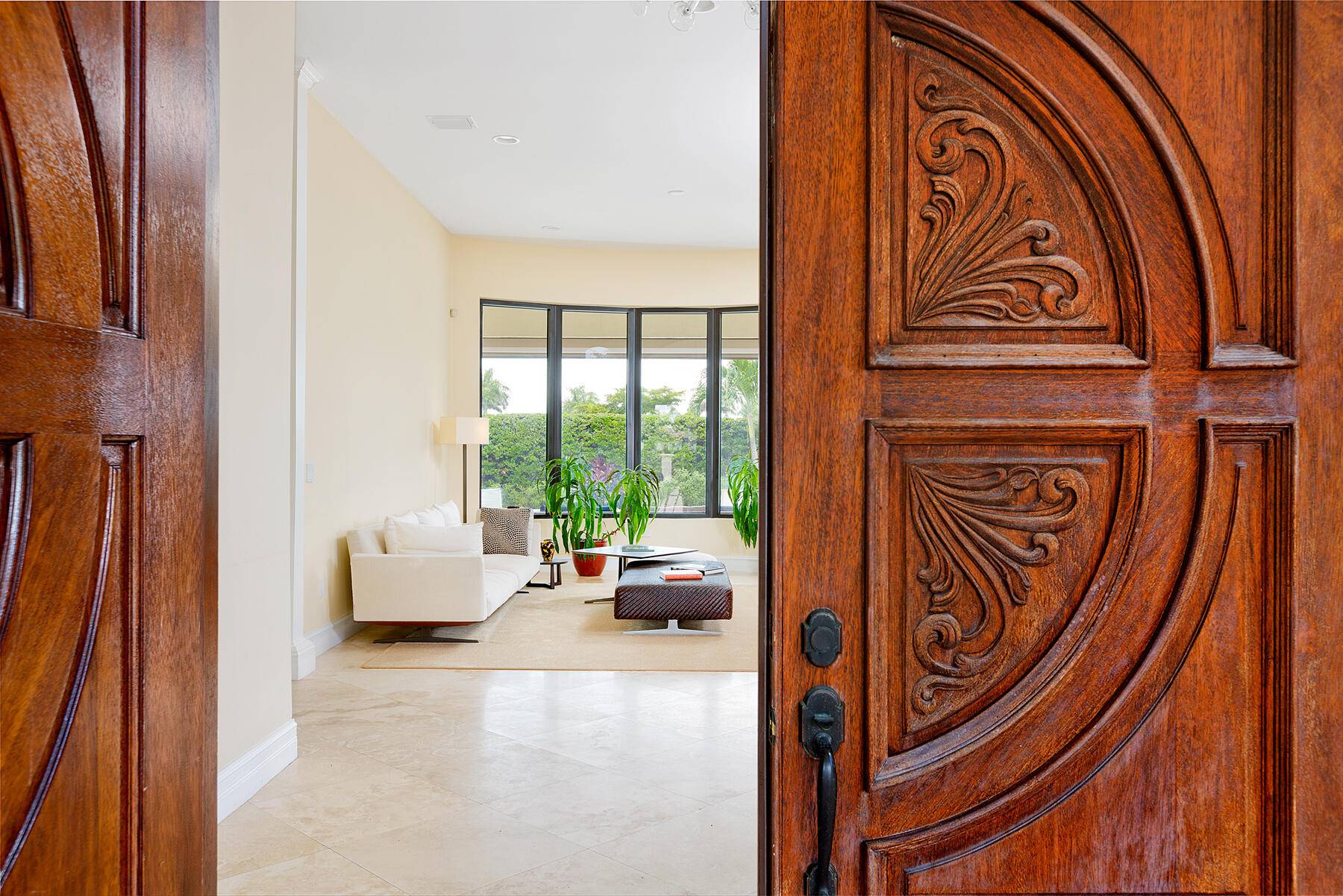This exceptional home is tastefully decorated and equipped with all the accouterments that make this an absolute haven for the season !