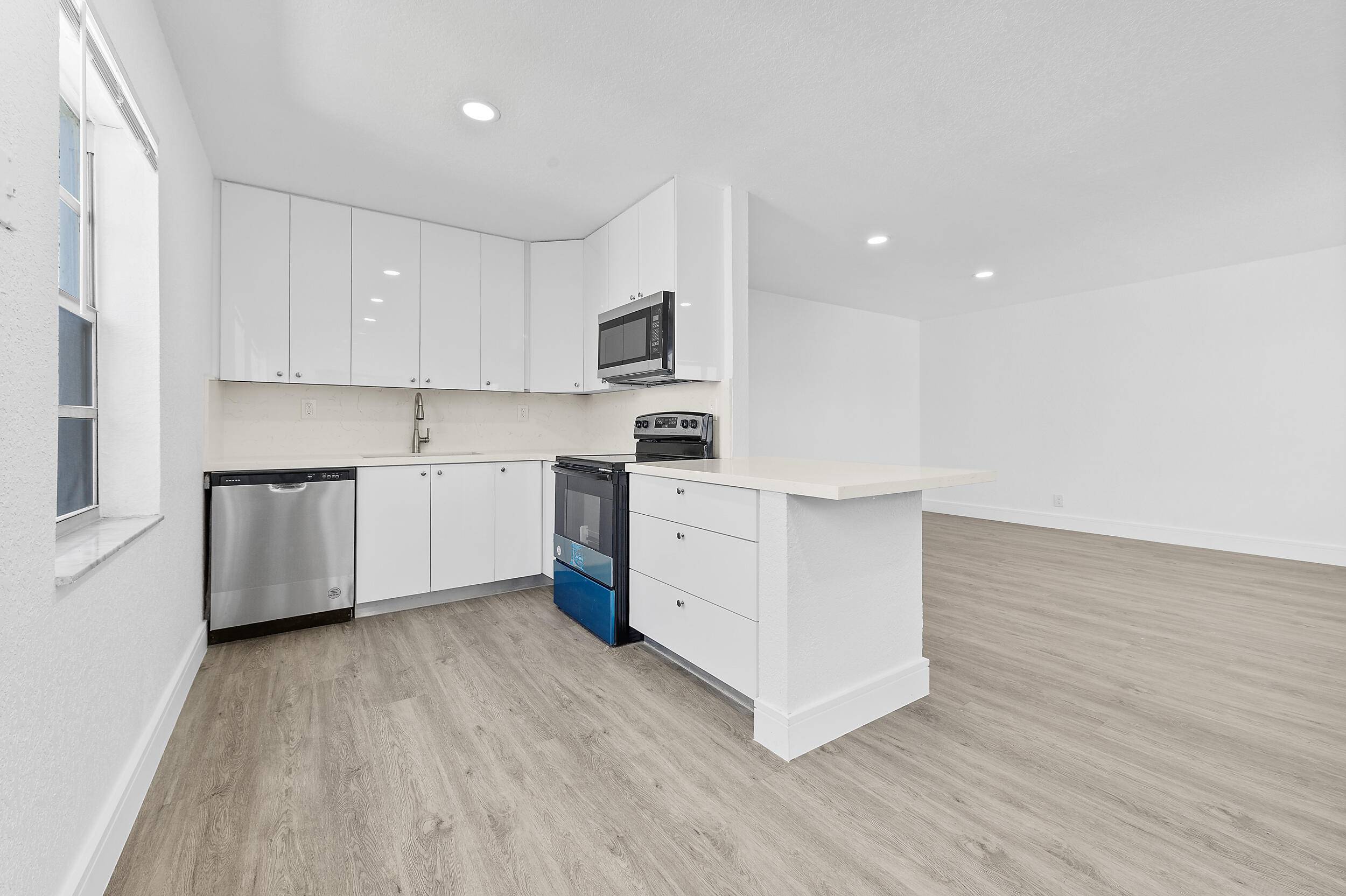 Move In Ready 2BR 2BA in King's Point Golf Country Club 55 Community.