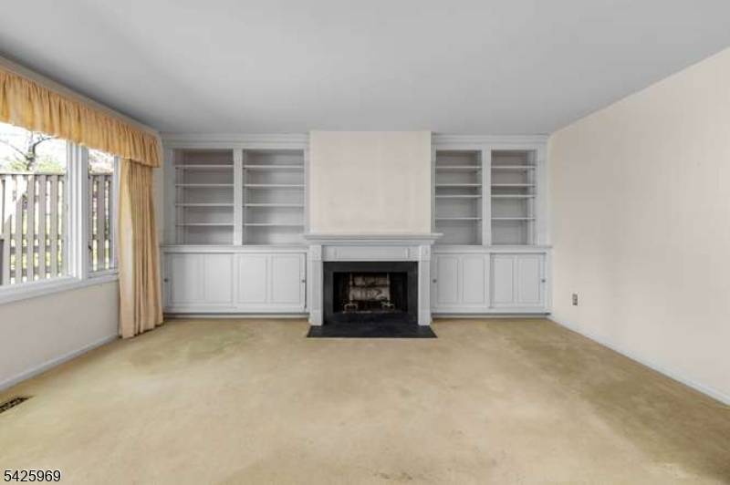 Welcome to this well maintained townhouse located in Phase One of desirable Ramapo Ridge, just minutes from Route 17.