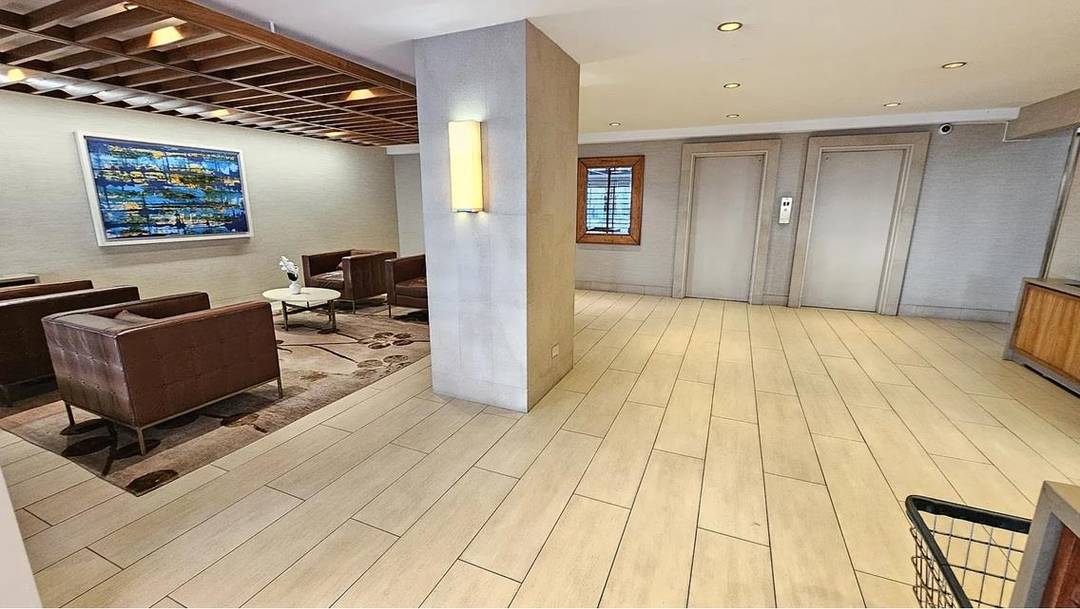 Welcome to 150 East 61st StreetThe Apartment Outstanding market value Location, Location, Location Commercially Zoned Massive size approx 1000 sqft 2br 1.