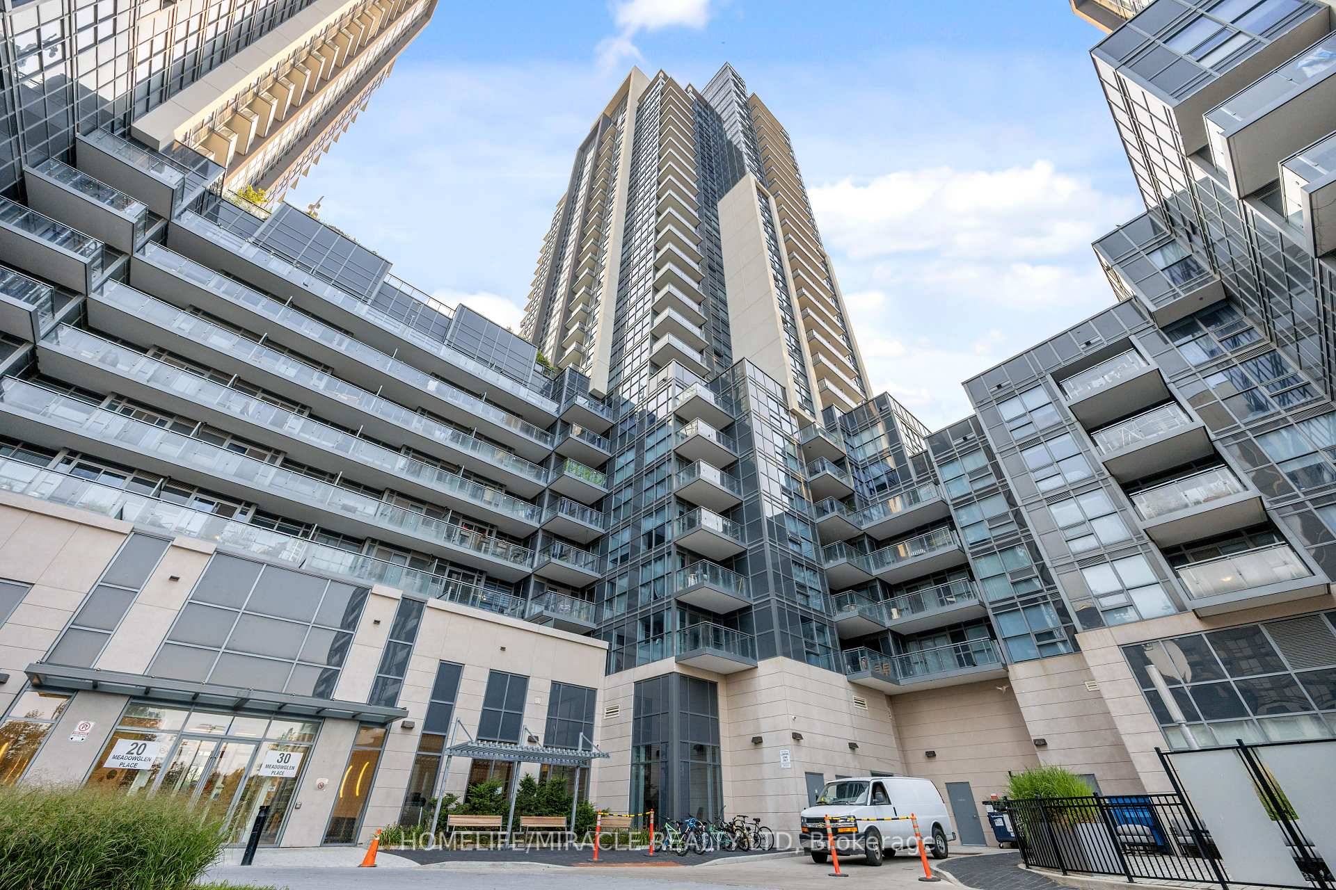 A Stunning 20th Floor Corner Unit with Unobstructed Views !