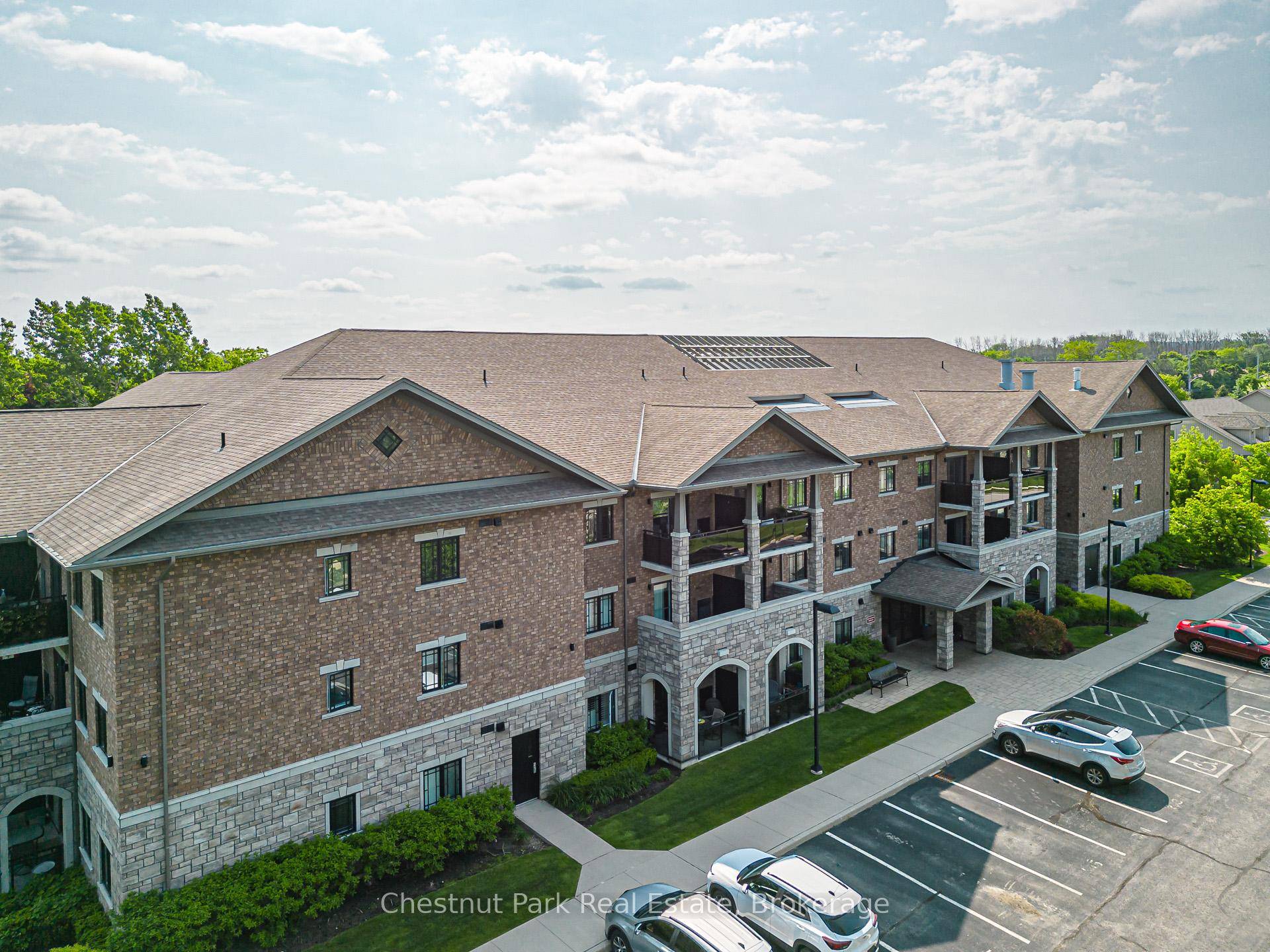 STYLISH CONDO IN SOUGHT AFTER CREEKSIDE LOCATION Welcome to the popular contemporary condo development of Dwell at Creekside.