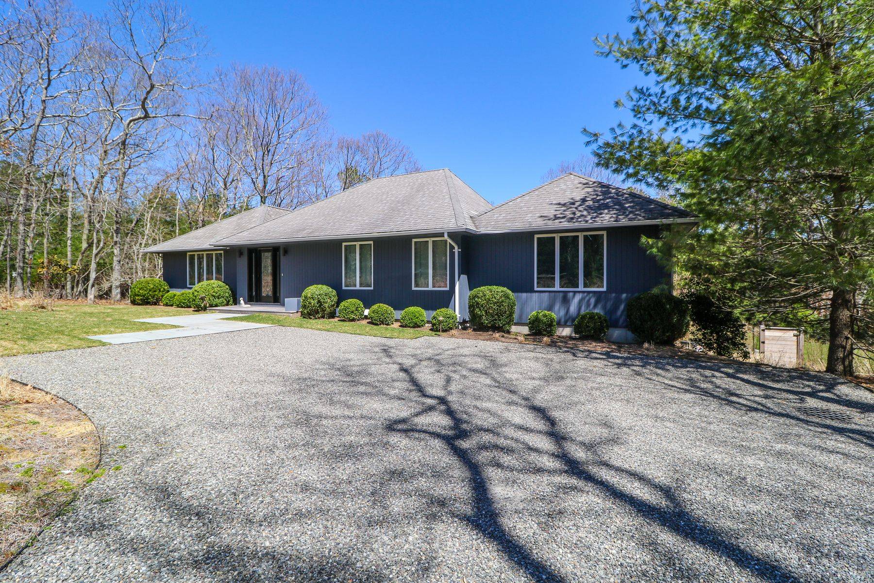 Sleek & Ultra Convenient Location 5 Bedroom, 3.5 Bath