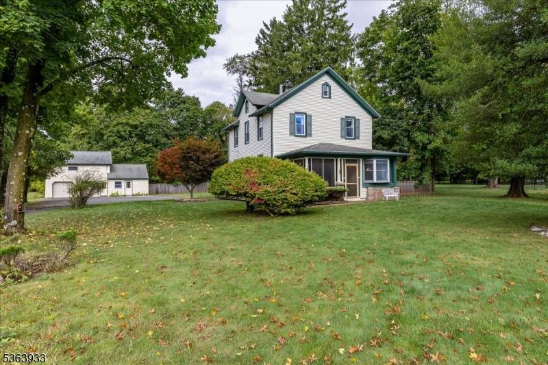 Charming Colonial w separate dog grooming salon !