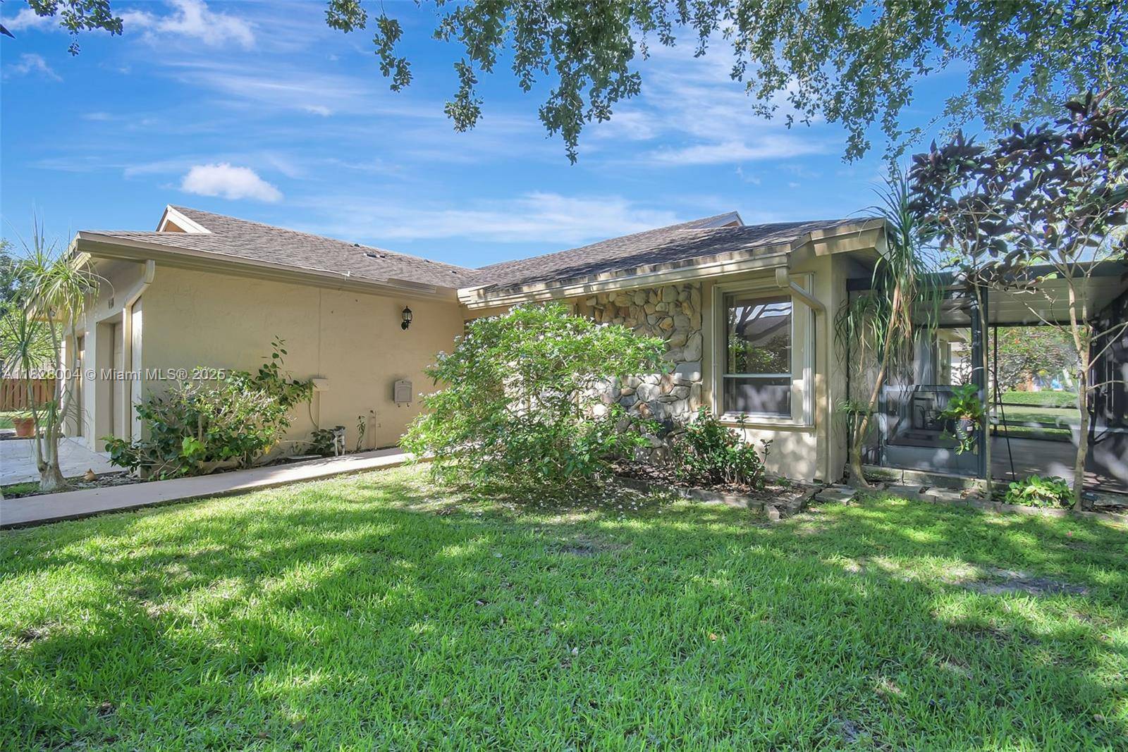 Rarely available Polynesian Villas opportunity !