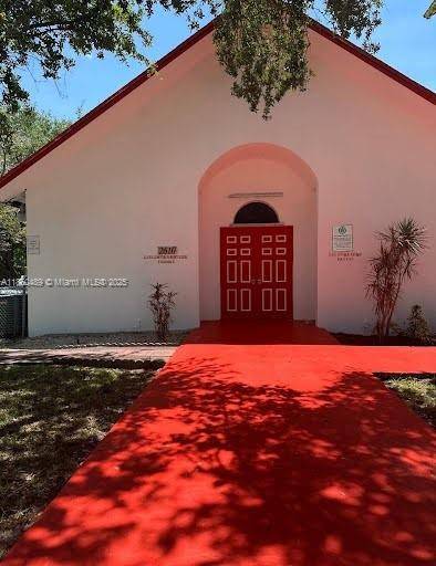 Spacious 5, 826 sq. ft. building on nearly an acre in Fort Lauderdale !
