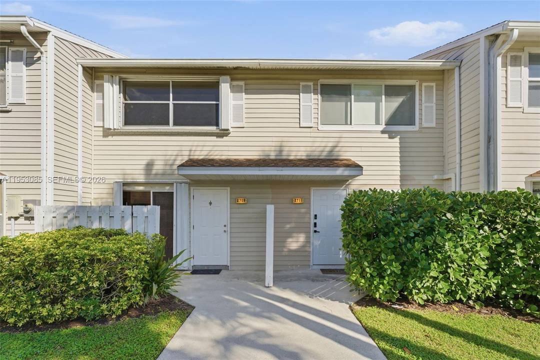 Beautiful waterfront townhouse located in the heart of Pompano Beach.