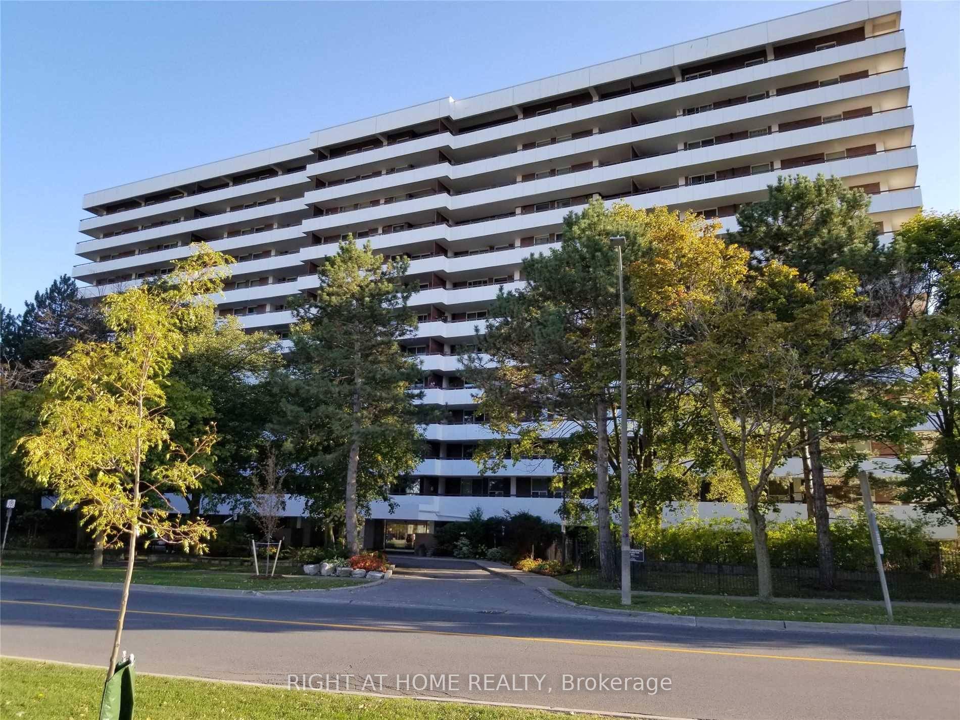 Beautiful Contemporary Condo In The Heart Of Thornhill, Great Condo With South Facing Terrace, 3 Bedrooms 2 Washrooms, Beautiful Renovated Kitchen, Big Master Bedroom With Walk In Closet amp ; ...