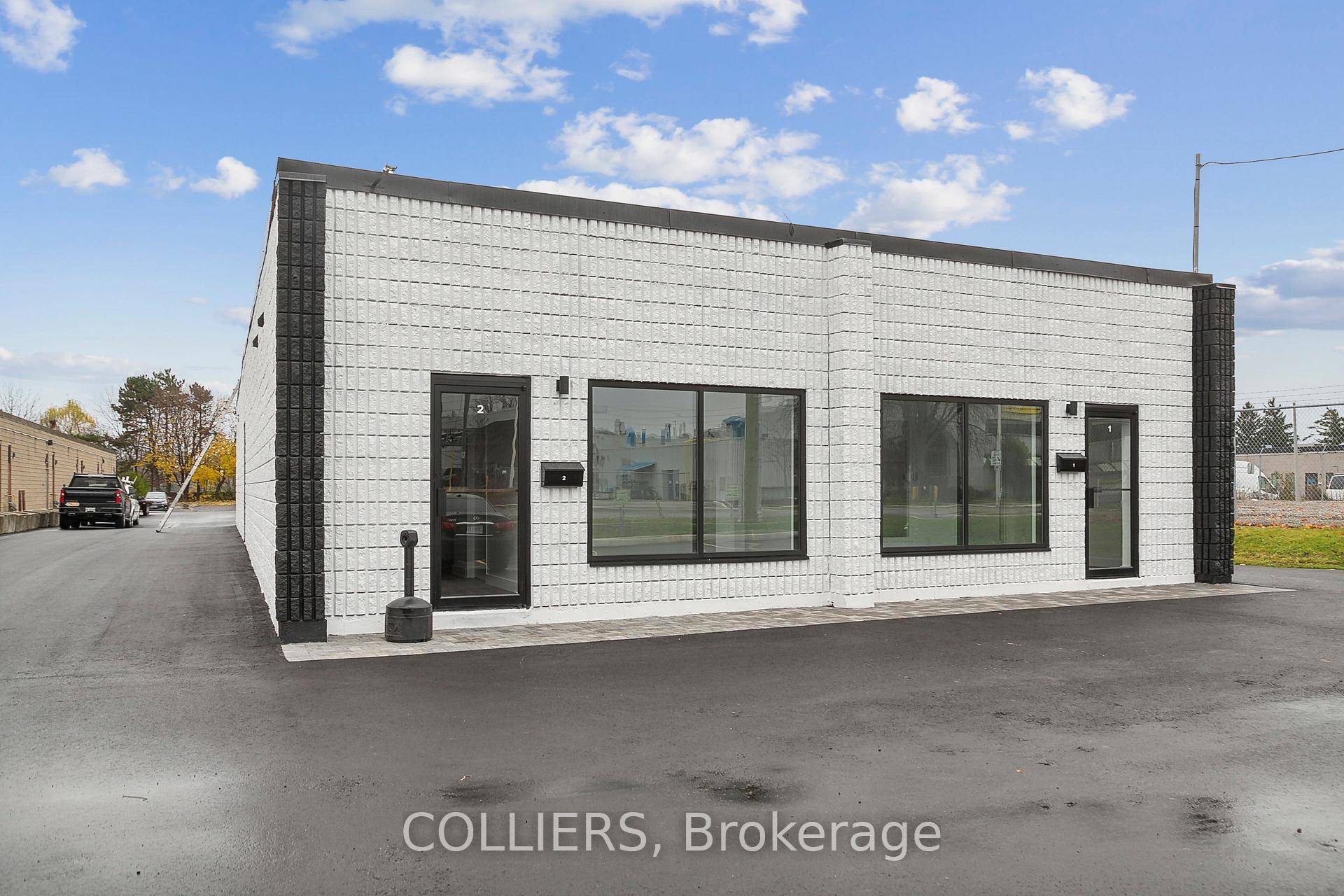 Newly renovated, quasi retail industrial unit with prominent exposure and excellent curb appeal on Speers Road !