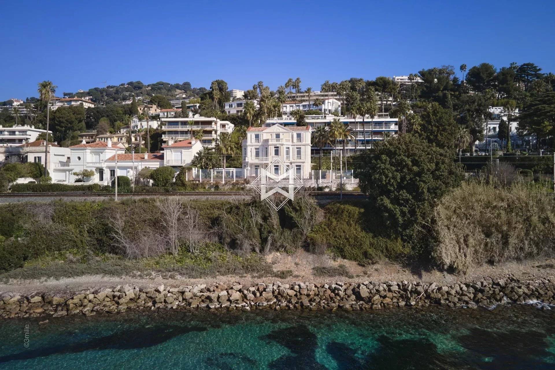 Waterfront Villa in Cannes - Spacious Living Spaces, Stunning Sea Views, Exclusive Beach Access