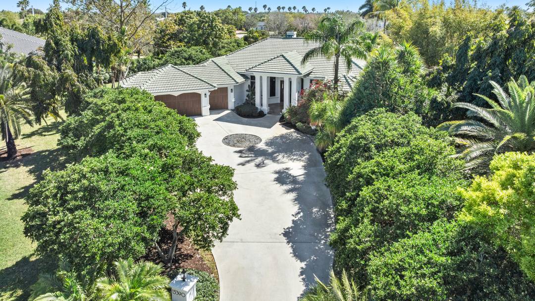 This exceptional six bedroom Aero Club estate, complete with a two bedroom guest house, offers resort style living on 1.