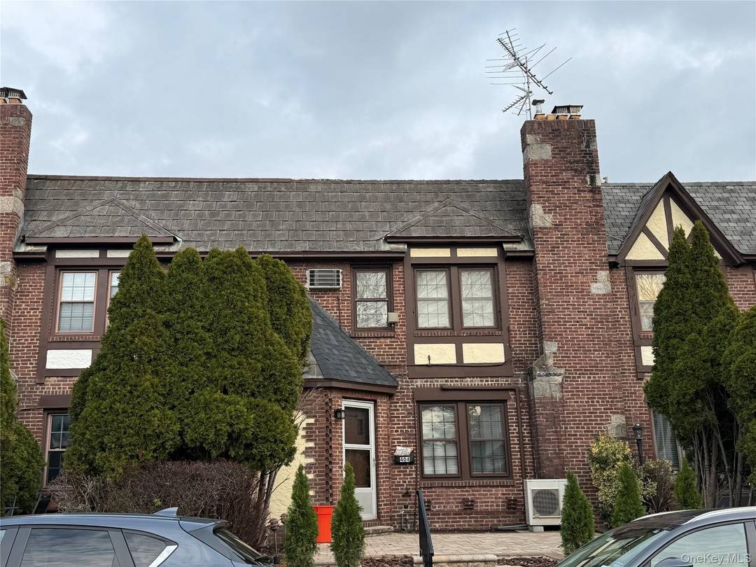 Charming 3 Bedroom Home with Nostalgic Ambiance, Character amp ; Comfort Step into this spacious and inviting 3 bedroom home filled with timeless character it truly feels like owning your ...