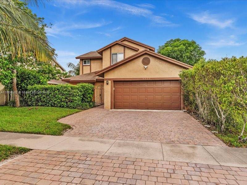 Beautifully maintained 2 story home in the Lakeside community of Pembroke Pines !